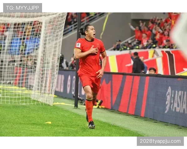 张玉宁发张日常照，衣着随意桌上那堆东西像博物馆——这反差我消化不了